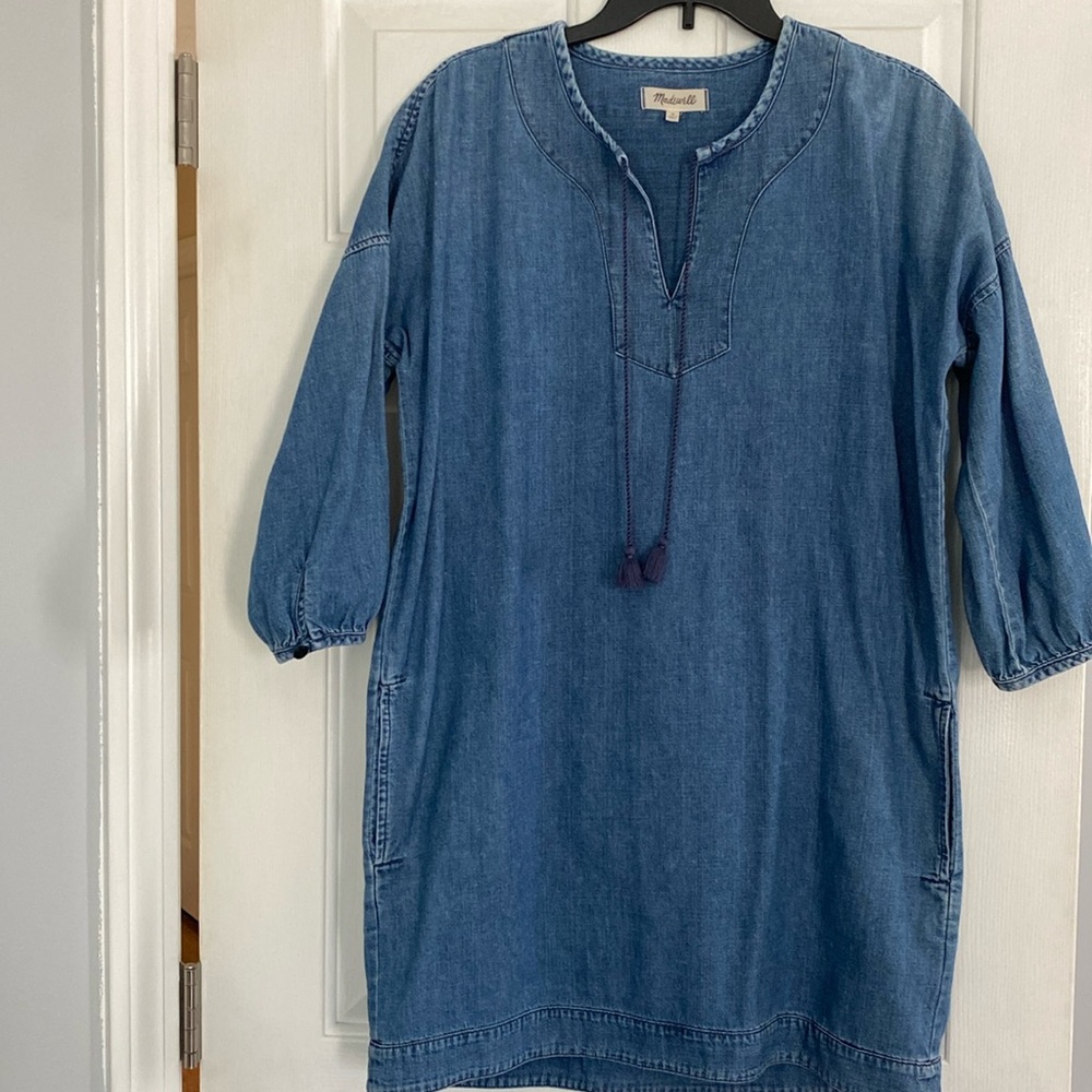 Madewell denim shift dress, 2 pockets. Good condition.